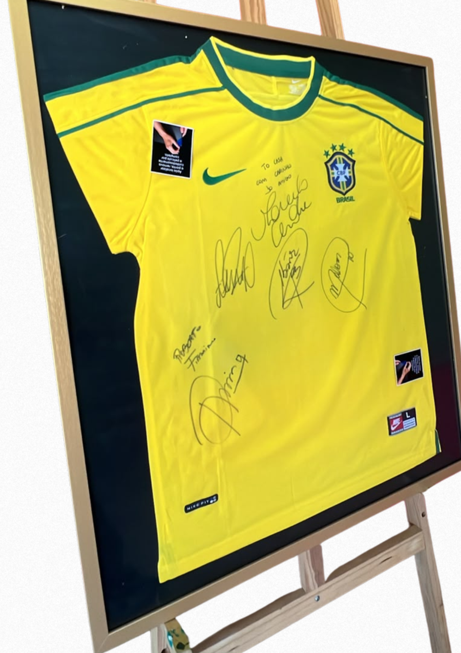 Camisa da seleção brasileira retrô 1998 autografada, montada em moldura.